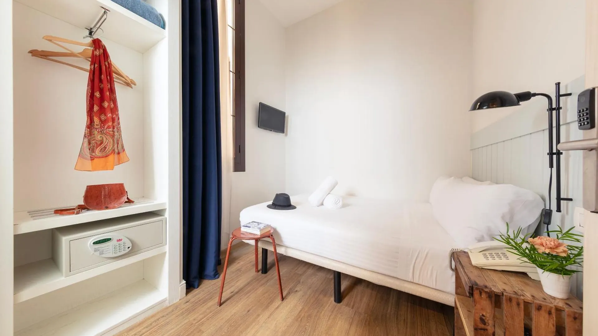 Pensión Hotel Som Nit Born Barcelona